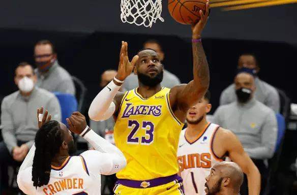  詹姆斯率湖人逆转取胜，巩固西部榜首位置